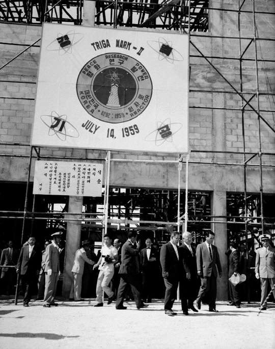 1959년 7월 14일 서울 원자로 기공식에 참석한 이승만 대통령이 '트리가 마크 2(TRIGA Mark-II)' 원자로를 시찰하고 있다. 트리가 마크 2는 우리나라 최초의 연구용 원자로로, 1995년 가동이 중단될 때까지 의료용 방사성 동위원소 생산과 중성자 관련 연구 등 여러 분야에 다양하게 활용돼 우리나라 원자력 기초 기술 발전에 공헌했다.